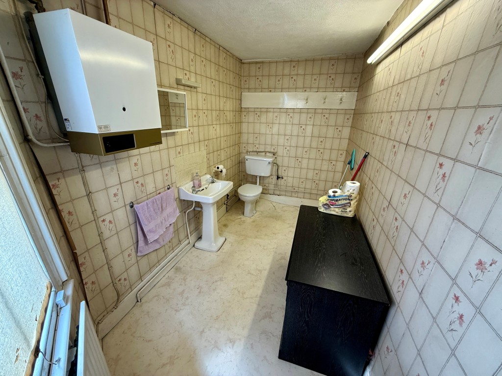 Lot: 109 - FREEHOLD PROPERTY IN TOWN CENTRE WITH POTENTIAL - First floor W.C.